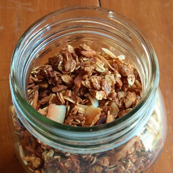 Recipes with Oats / Oatmeal: Almond Date Granola